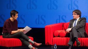 epa06364394 Ousted Catalan leader Carles Puigdemont (R) gives a press conference during the ’Night of De Standaard’ at deSingel in Antwerpn, Belgium, 02 December 2017. De Standard is a Flemish National Newspaper in Belgium. EPA/STEPHANIE LECOCQ