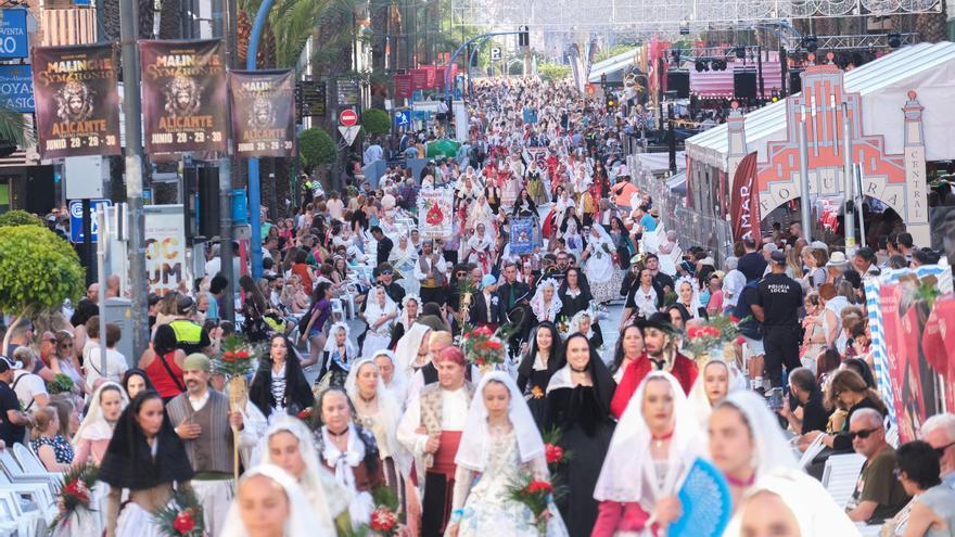 Un manto rojo y blanco de devoción a la Patrona de Alicante