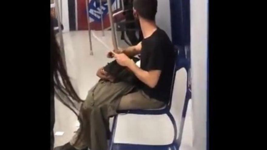 El joven que afiló un cuchillo en el Metro de Madrid es un cortador profesional de jamón que iba a trabajar