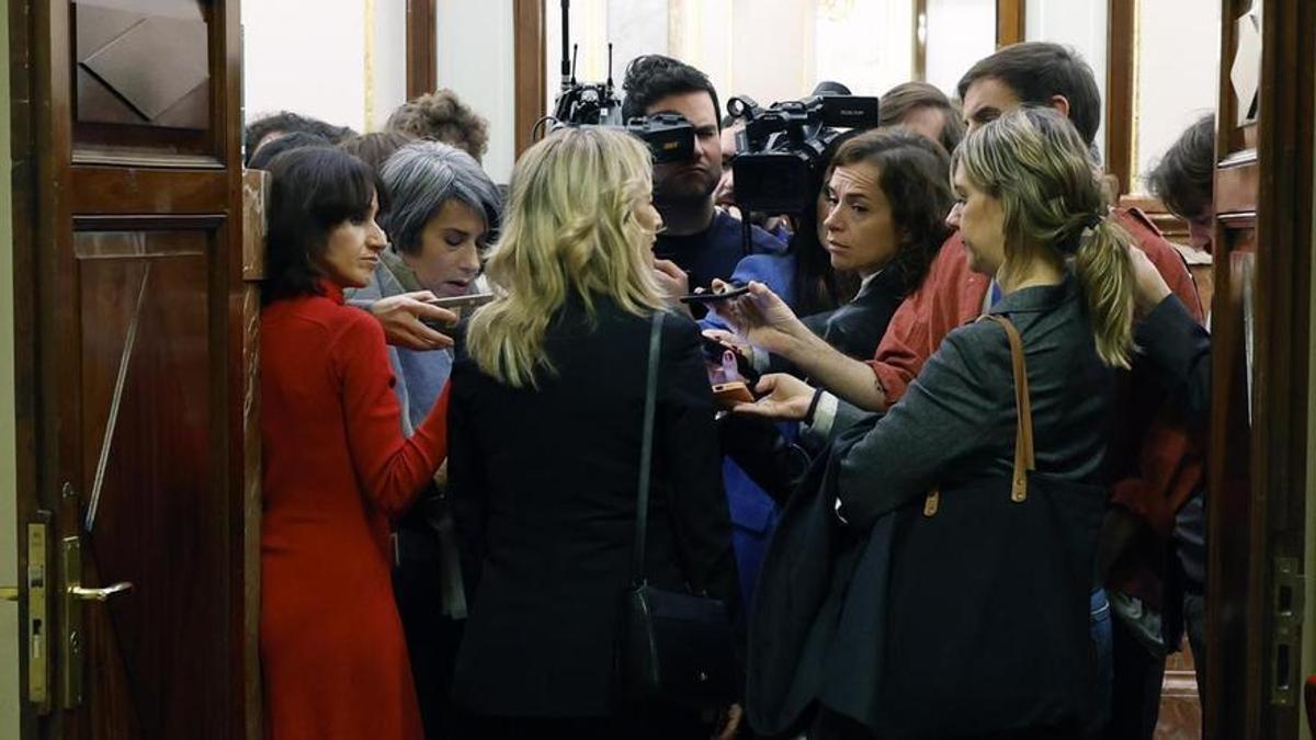 Yolanda Díaz atiende a los medios de comunicación en los pasillos del Congreso.