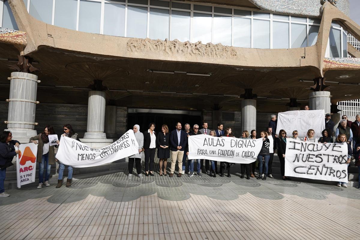 Los padres y políticos de la oposición se concentraron a las puertas de la Asamblea Regional en señal de protesta.