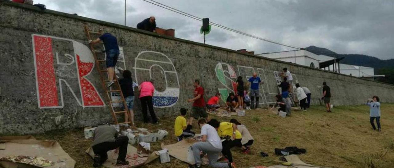 Voluntarios trabajan en la creación del mosaico en el paseo de Dionisio de la Huerta el pasado fin de semana.