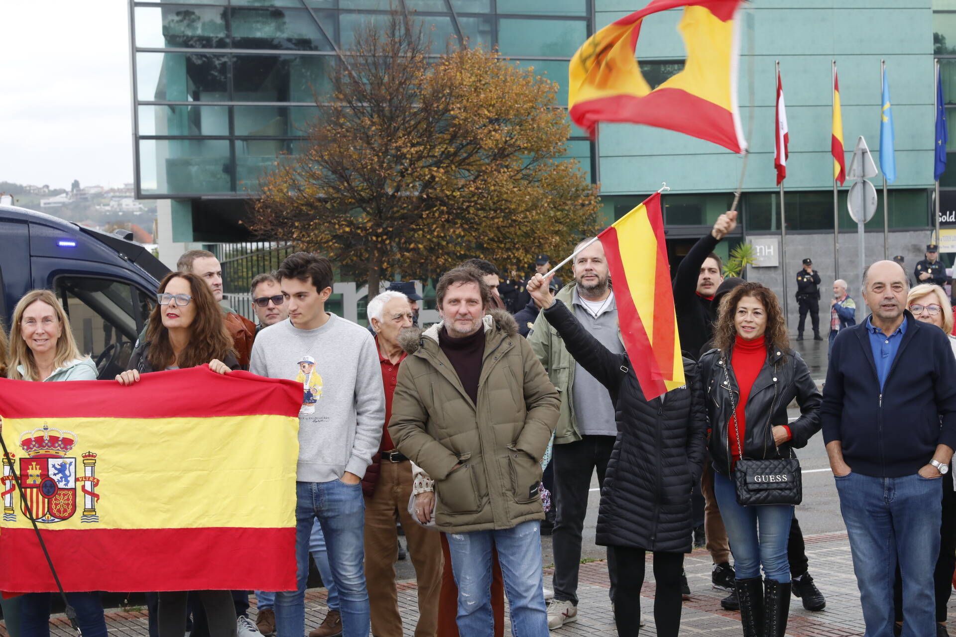 Concentración en Gijón frente a los hoteles del puente del Piles, en imágenes