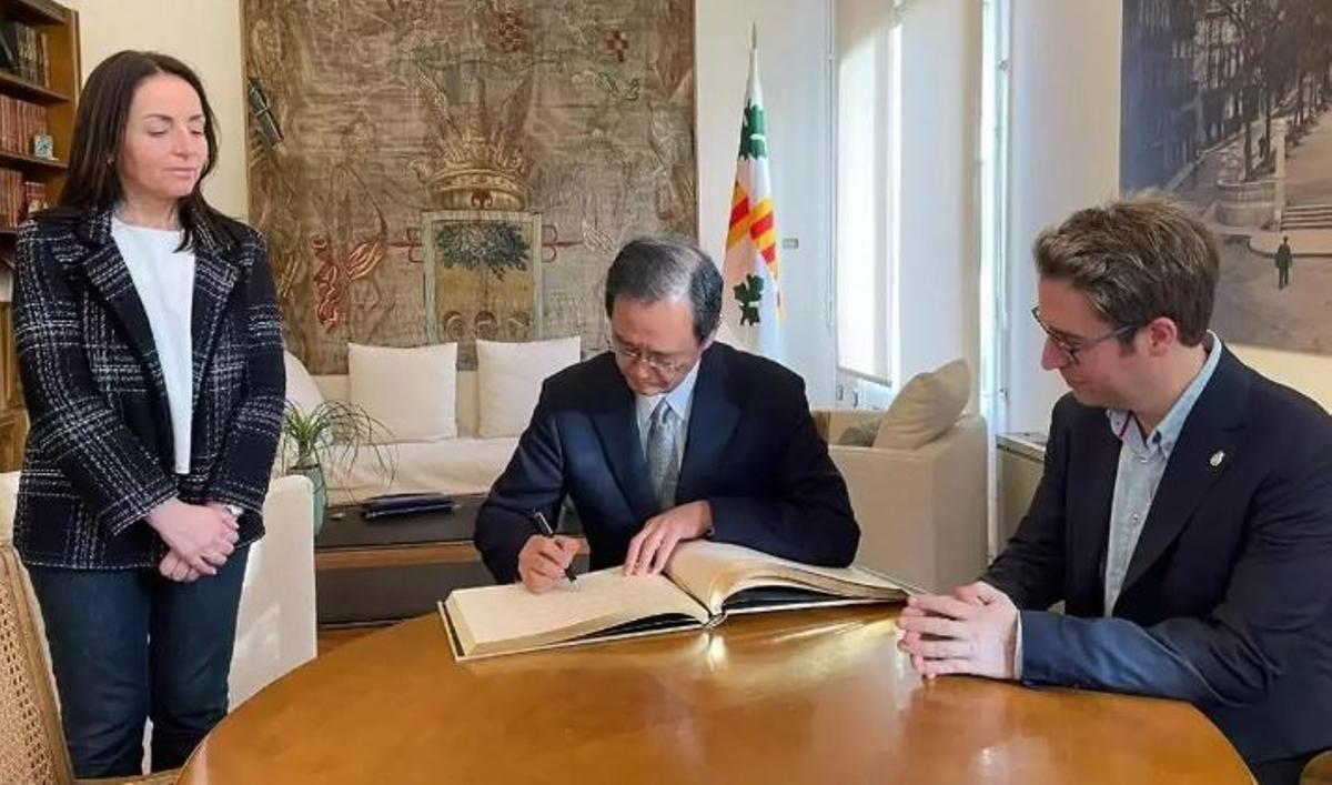 L'ambaixador signant en el Llibre d'Honor de l'Ajuntament de Figueres.