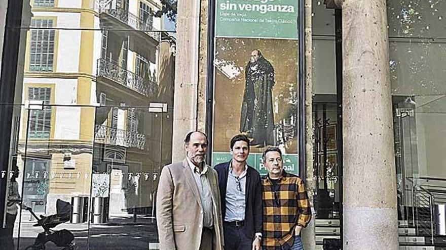 JoaquÃ­n Notario, Carlos Forteza y Rafa CastejÃ³n, frente al Principal.