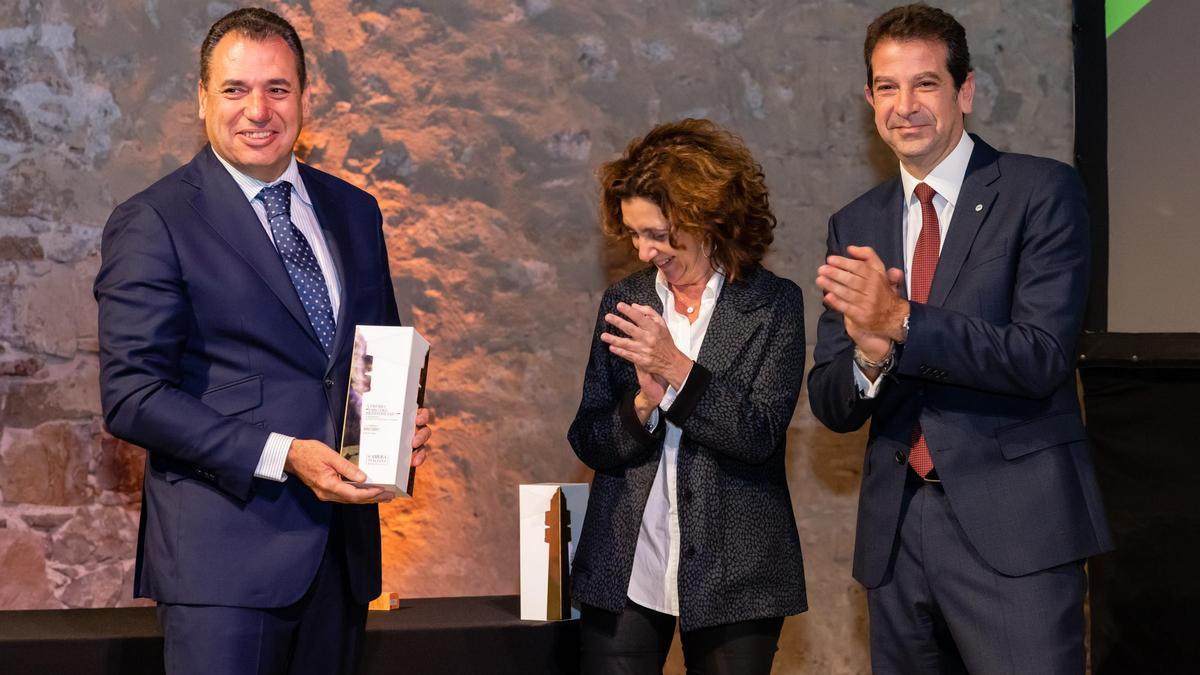 Benito Tesier, director general de Brembo España, recoge el premio Faro del Mediterráneo.