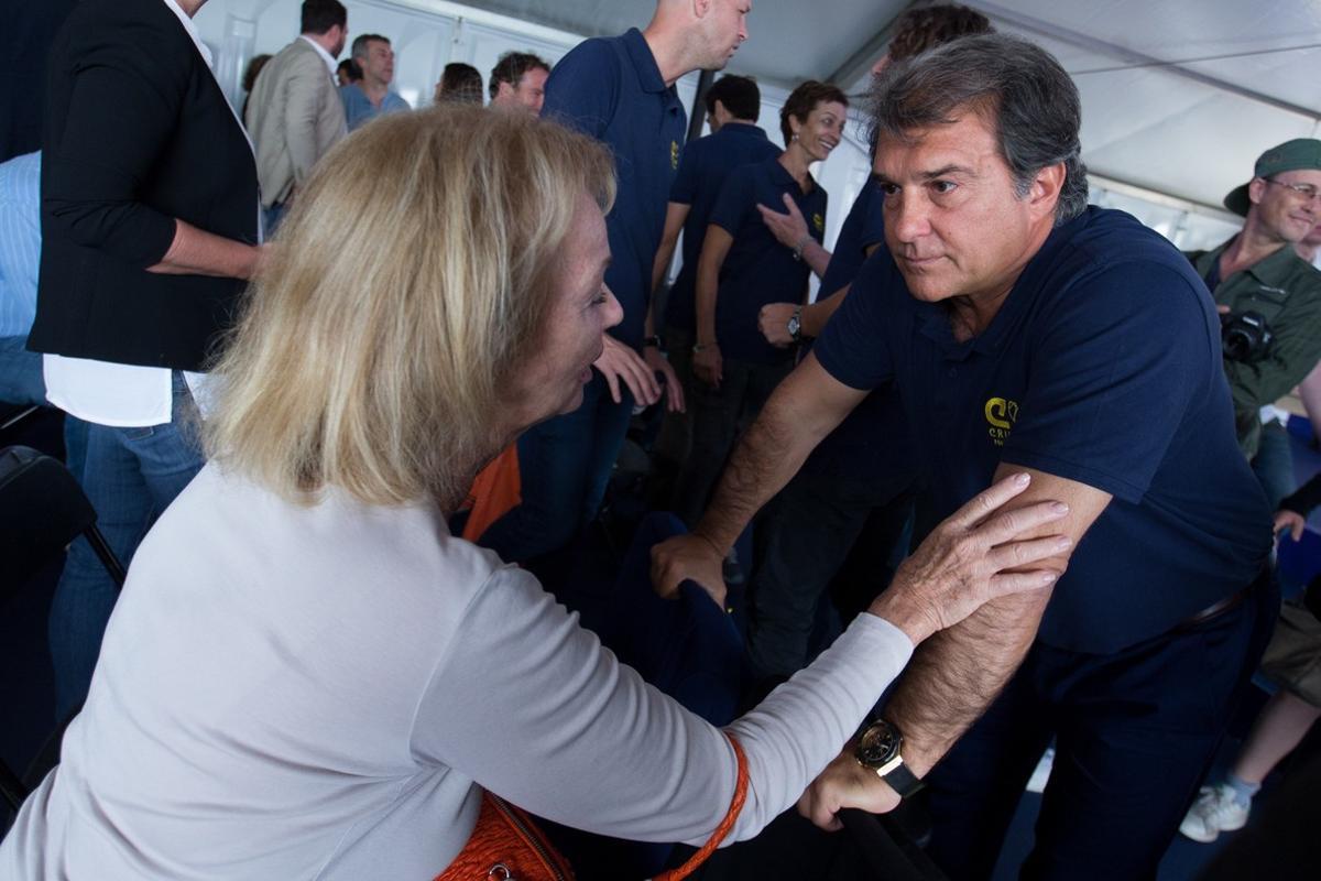 GRAF9178. BARCELONA, 30/05/2018.- Danny Cruyff (i), viuda de Johan Cruyff, saluda al expresidente del FC Barcelona, Joan Laporta (d), durante el acto en el que la Fundación Johan Cruyff , ha presentado hoy a los nuevos componentes de su patronato, entre los que se encuentran el técnico Pep Guardiola, el exbarcelonista Carles Puyol y el mismo Joan Laporata. EFE/ Enric Fontcuberta.