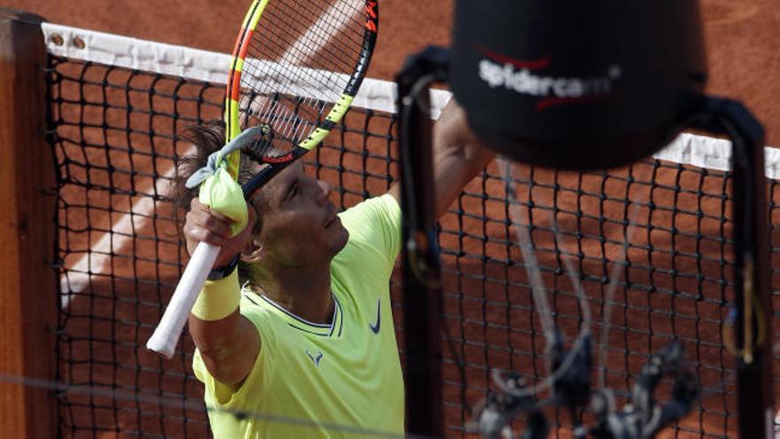 Un cable de televisión golpea en el brazo a Nadal