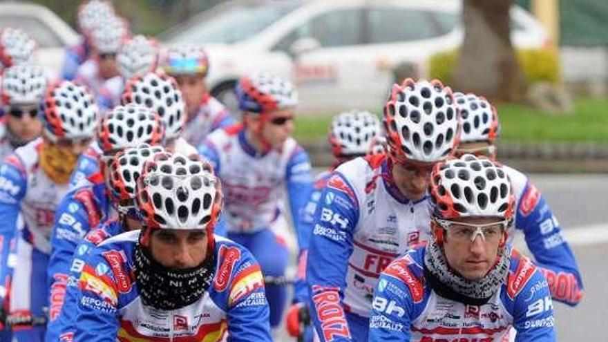 Los ciclistas del Froiz en pleno entrenamiento. // Gustavo Santos