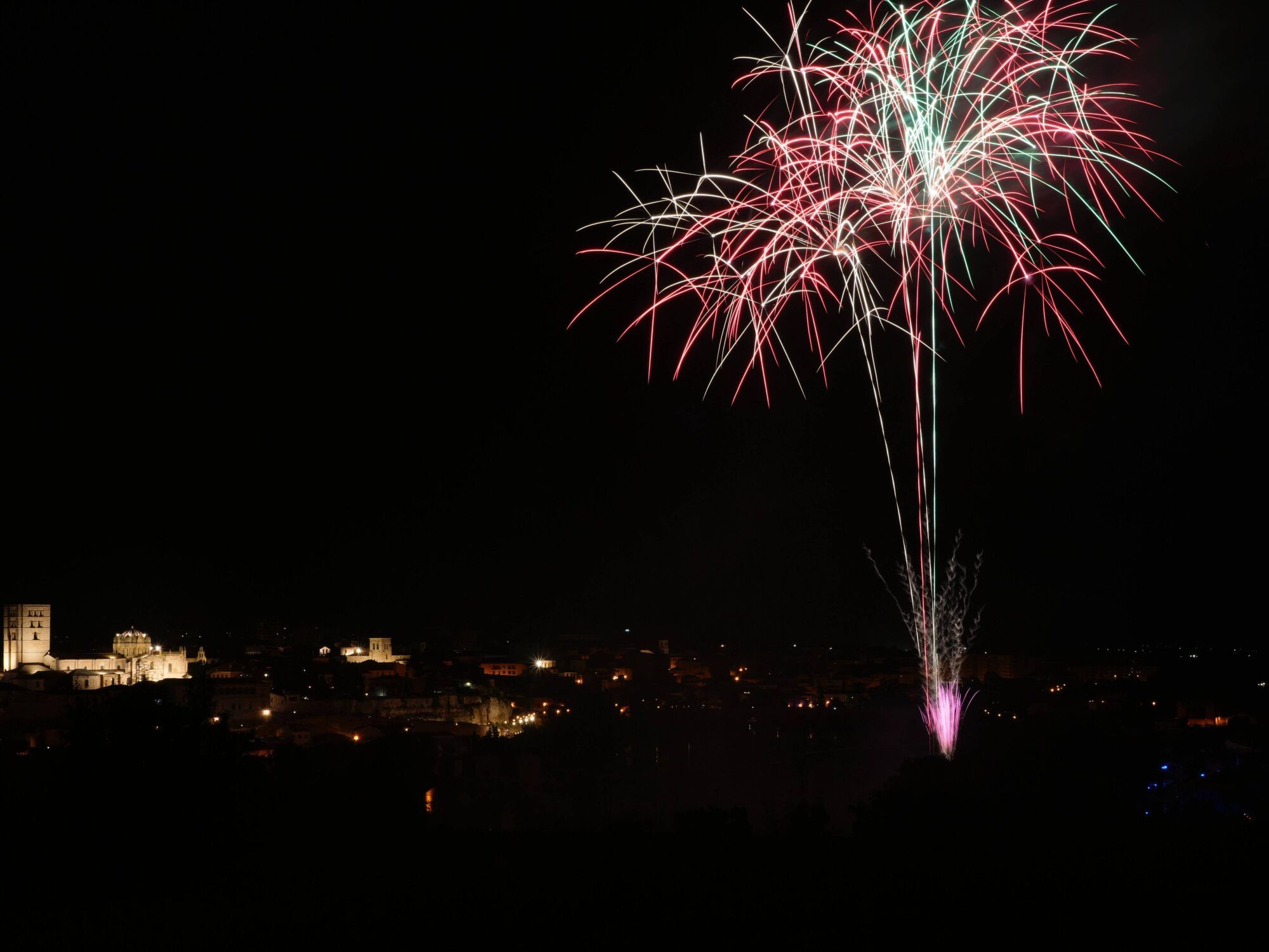 Castillo de fuegos artificiales. Fin de las Fiestas de San Pedro 2025 en Zamora.