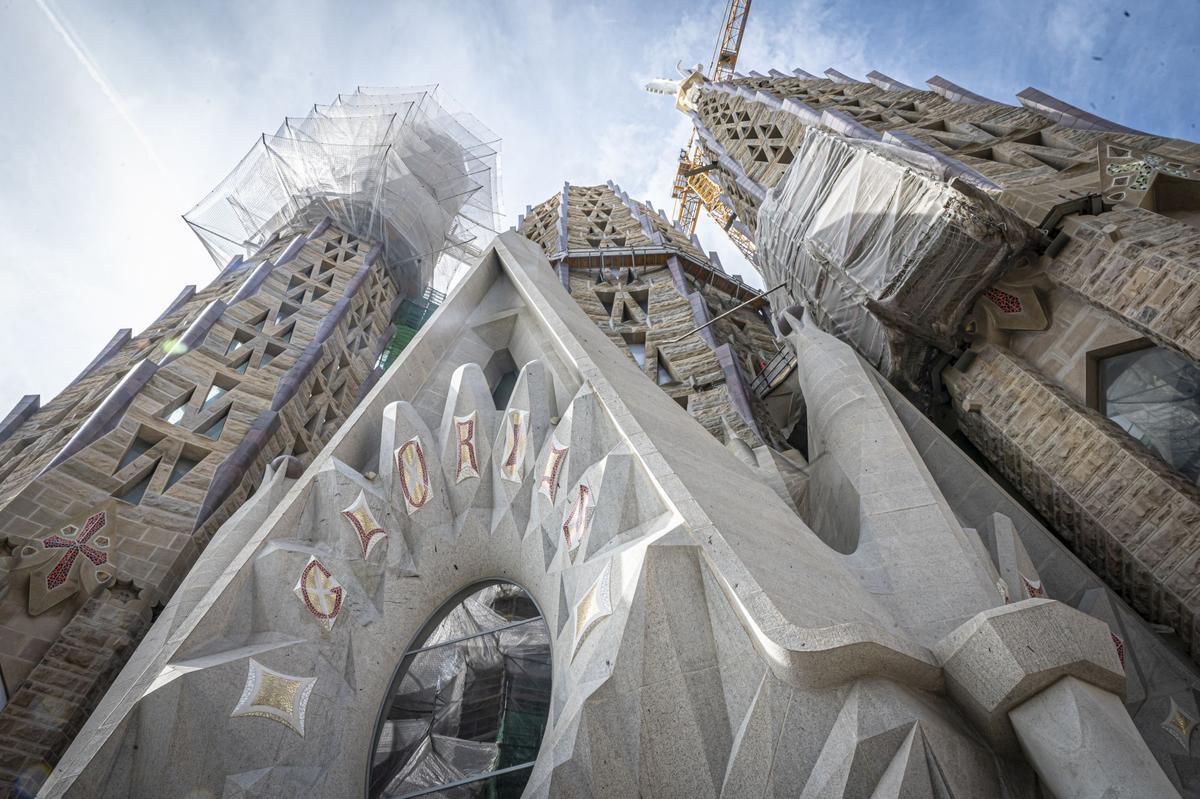 Dos colosales figuras de mármol griego de Thasos, el más blanco del mundo, aguardan a los pies del templo de la Sagrada Família para ser alzadas en octubre a la cima de las torres dedicadas a los evangelistas Juan y Mateo, la primera, como marca la tradición cristiana, un águila, y la segunda, con un esculpido que a veces confunde incluso a los más creyentes, con el aspecto de un hombre alado, sin que eso sea exactamente un ángel.