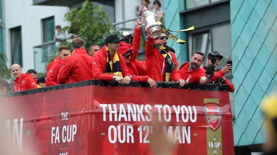 Los jugadores del Arsenal celebran el título en las calles de Londres. // Alex Morton