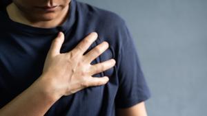 Un hombre se lleva la mano al corazón.