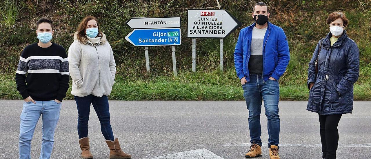 Por la izquierda, Lucía Tuero, María Teresa Tuero, Jonathan Meana y Marisa Ordieres, en un cruce entre Gijón y Villaviciosa.