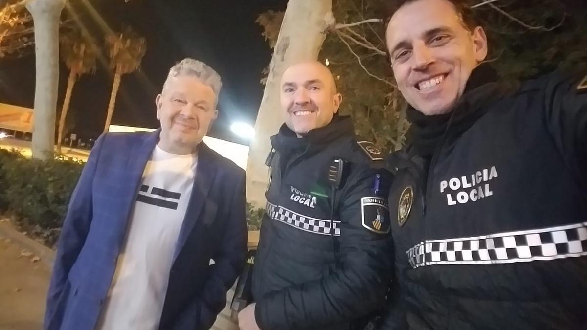 Los dos agentes de la Policía Local de Alboraia junto a Alberto Chicote