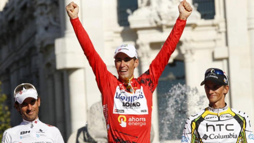 El ciclista italiano Vincenzo Nibali (Liquigas-Doimo) (c); el español Ezequiel Mosquera (Xacobeo Galicia) (i) y el eslovaco Peter Velits (HTC-Columbia), en el podio tras imponerse primero, segundo y tercer clasificado de la 75a. edición de la Vuelta.