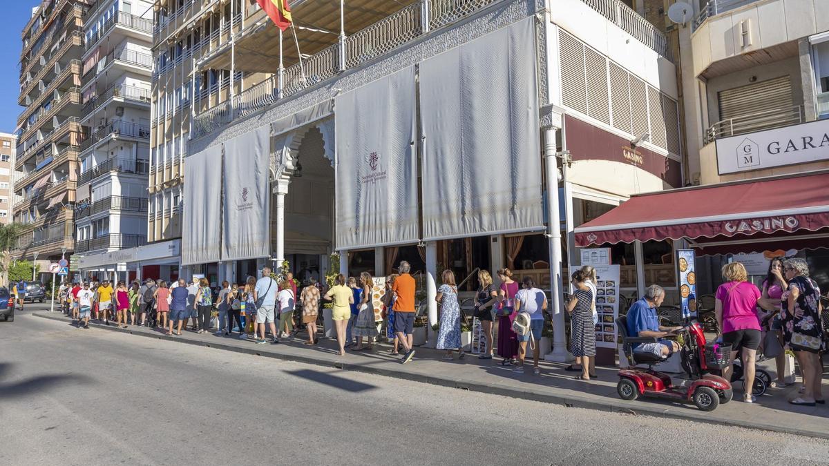 La cola, que arranca en la plaza de Waldo Calero, frente a la Sociedad Casino de Torrevieja