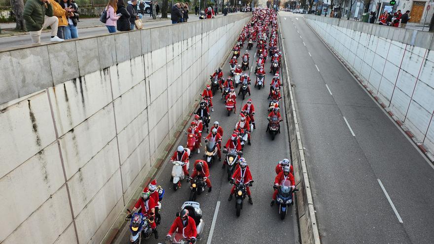 Papá Noel cambia el trineo por la moto en Vigo