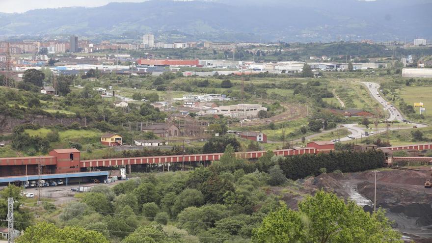 A la derecha de la imagen, vista de la rotonda de Puente Seco, cerca de la que partiría el nuevo vial de acceso a  El Musel propuesto por el PP.