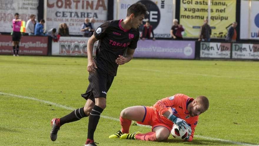 Aitor Rodríguez bloca el balón ante el local Losada.