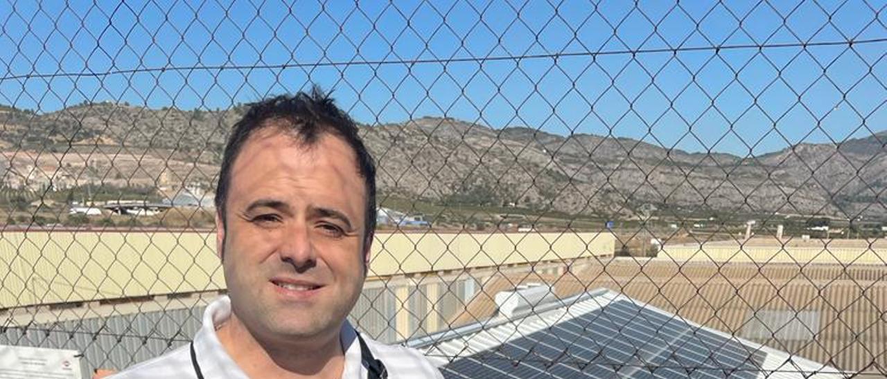 Fernando Escriche tiene carnicería en Castelló y en las afueras, en un polígono, cuenta con una nave con cámaras frigoríficas en cuyo techo ha instalado paneles solares.