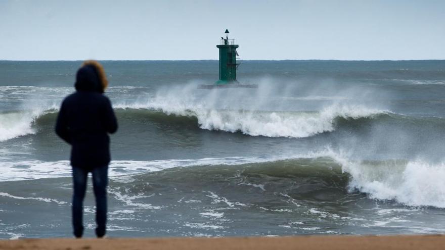 Vista de las olas desde la playa de Poniente, en Gijón, el pasado mes de diciembre