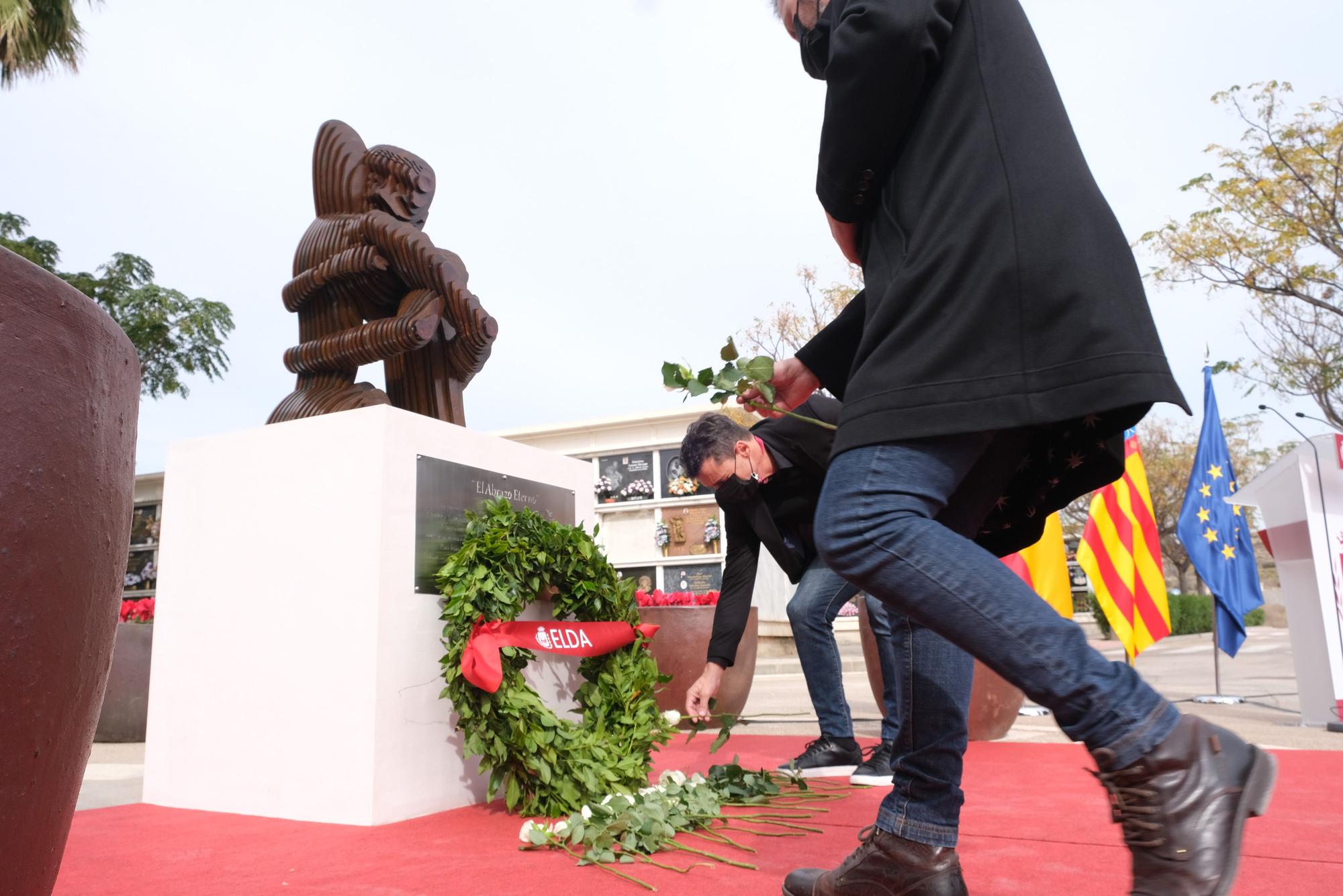 Así ha sido el homenaje a los 111 fallecidos por covid en Elda