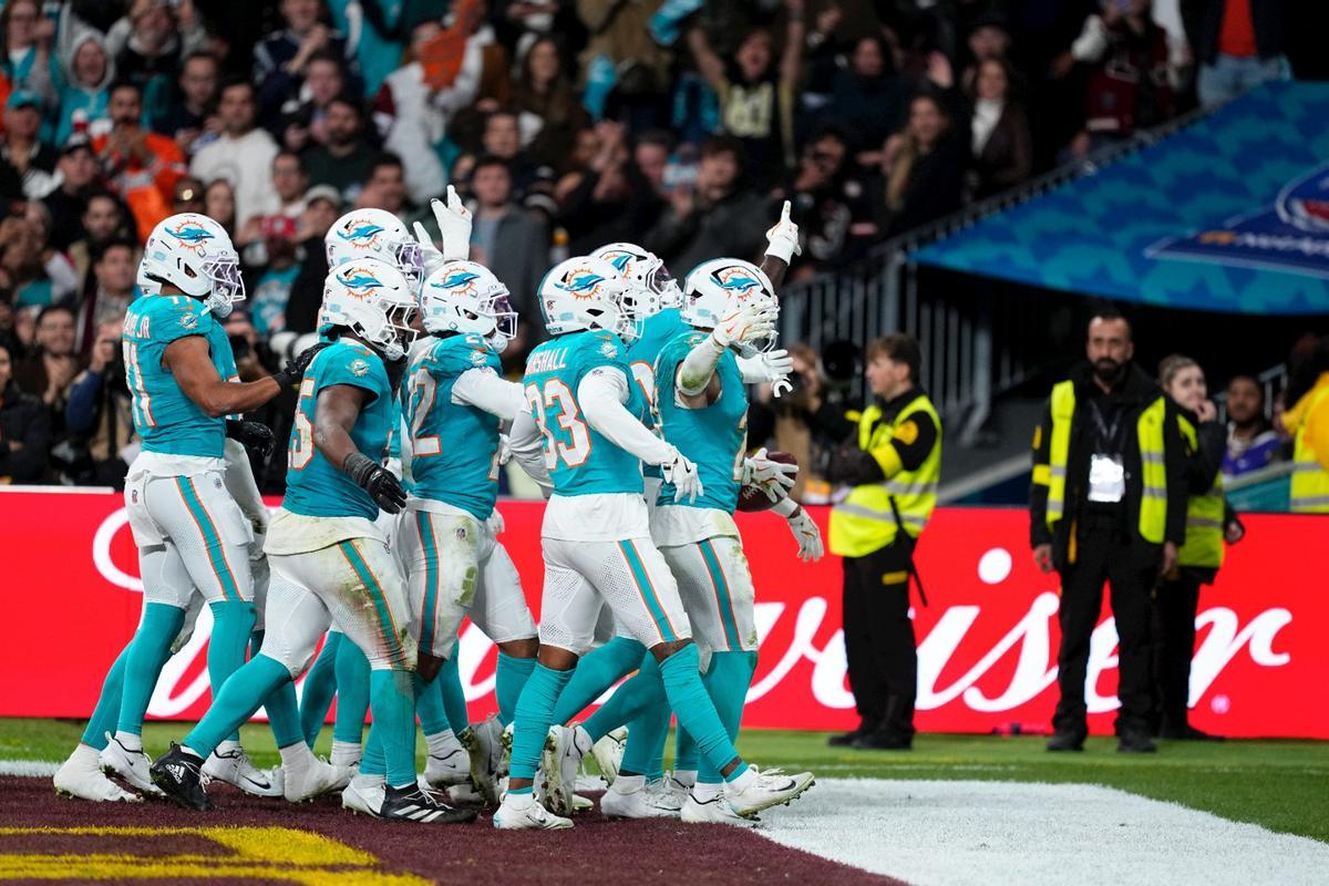 Jugadores de los Miami Dolphins celebrando la victoria.