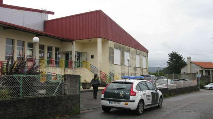 Un coche de la Guardia Civil ante un colegio infantil de la comarca.