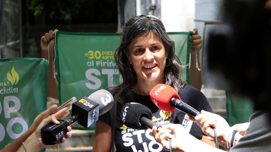 Núria Sauquillo, representant de la plataforma STOP JJOO, en una atenció als mitjans de comunicació davant del Síndic de Greuges, després de presentar-hi una denúncia per l&#039;anunci del Govern dels Jocs Olímpics d&#039;hivern