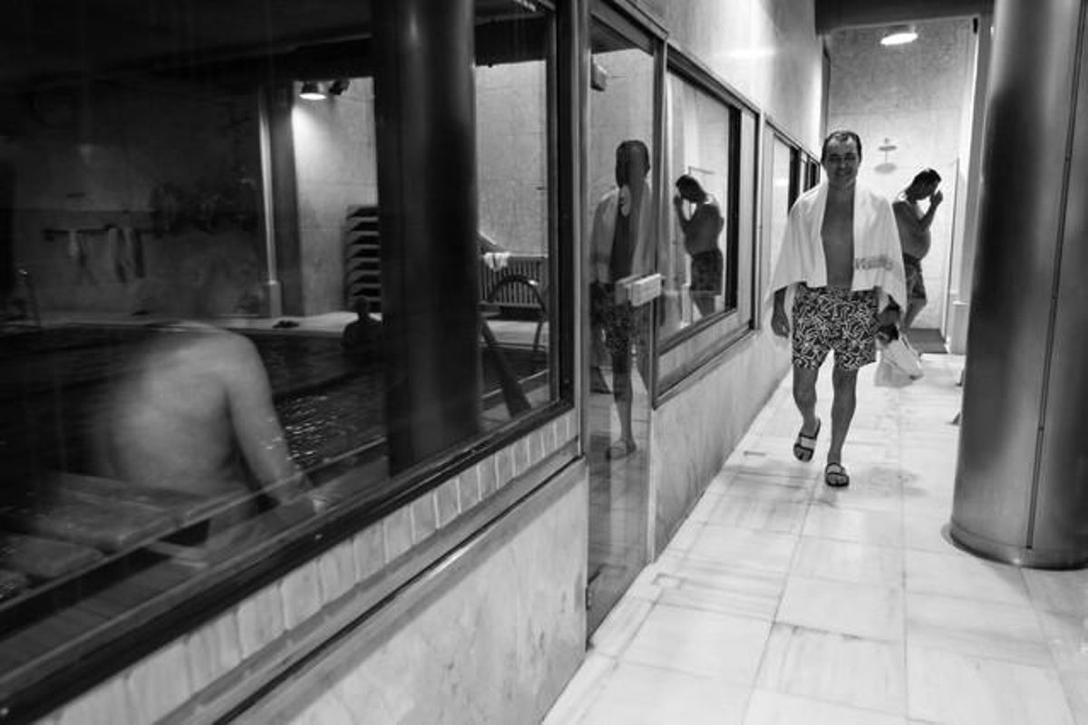 Mas surt de les dutxes del gimnàs barceloní en què s’acaba d’empassar 54 llargs de piscina olímpica gairebé amb l’estómac buit.