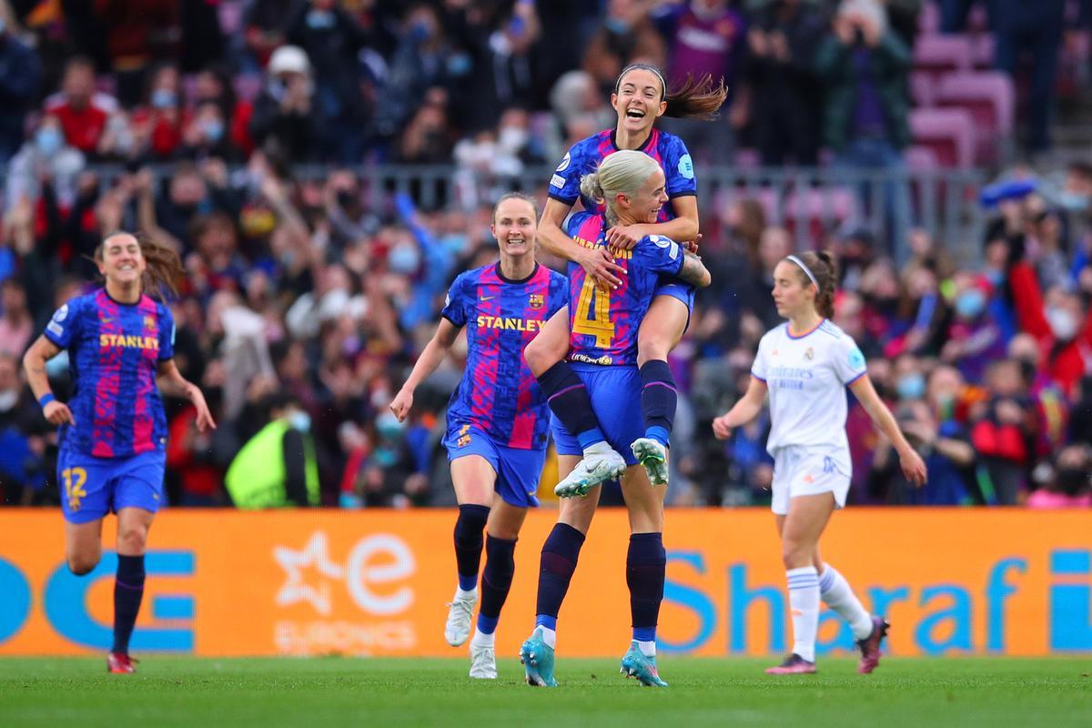 Aitana Bonmatí felicita a Mapi León por el gol que supuso el 1-0 para el Barça en el Camp Nou.