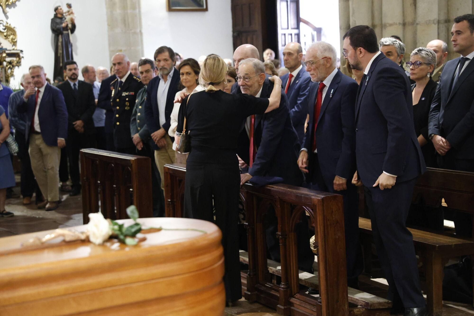 Las imágenes del funeral de Antonio Trevín en la basílica de Llanes.