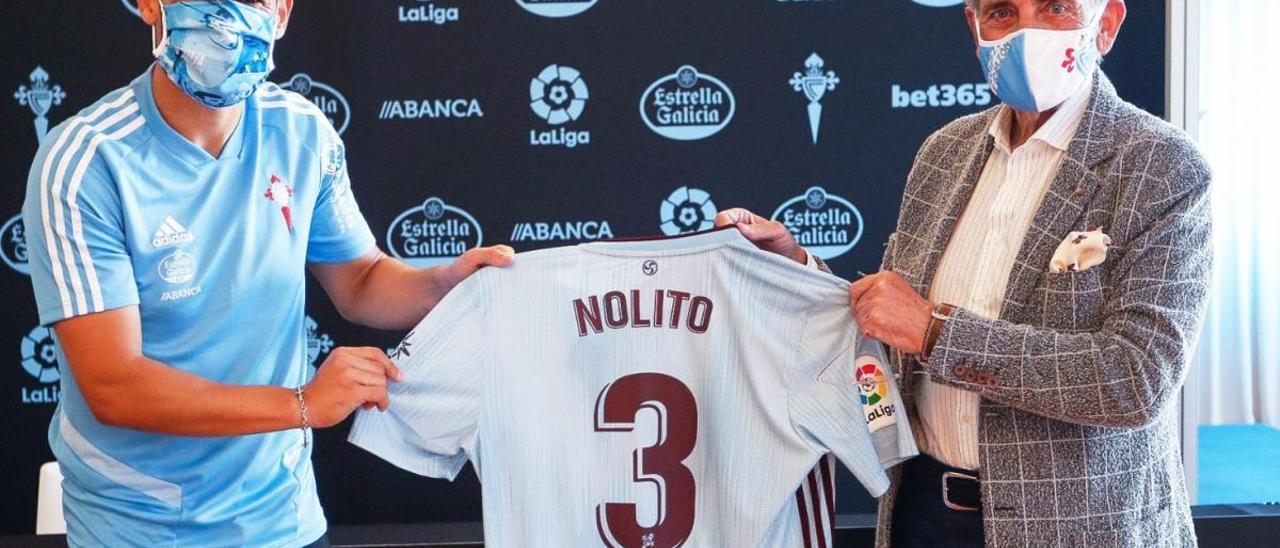 Nolito y Carlos Mouriño muestran la camiseta que lucirá el andaluz. // RCCV