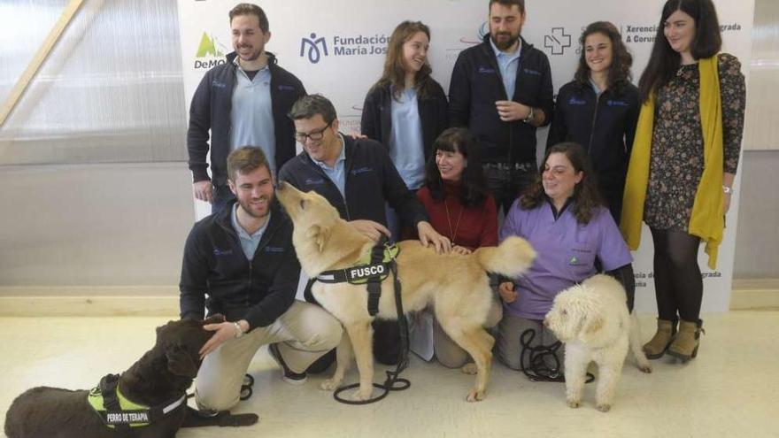 El equipo que adiestró a los perros con los animales que realizarán la terapia. // Carlos Pardellas