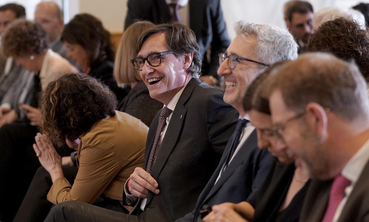 El president de la Generalitat de Catalunya, Salvador Illa, y el ministro de Hacienda Arcadi España, durante el acto de celebración de Sant Jordi en Madrid, este martes.