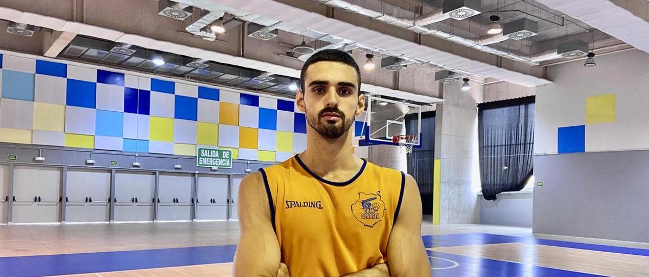 Aitor Etxeguren posa en la cancha de la Sala Club del Gran Canaria Arena