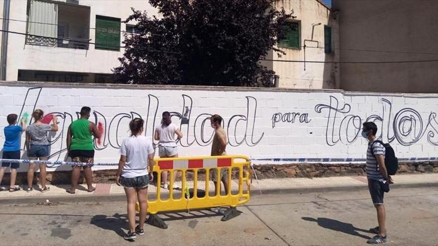 Jóvenes artistas de La Almunia pintan un grafiti por la igualdad