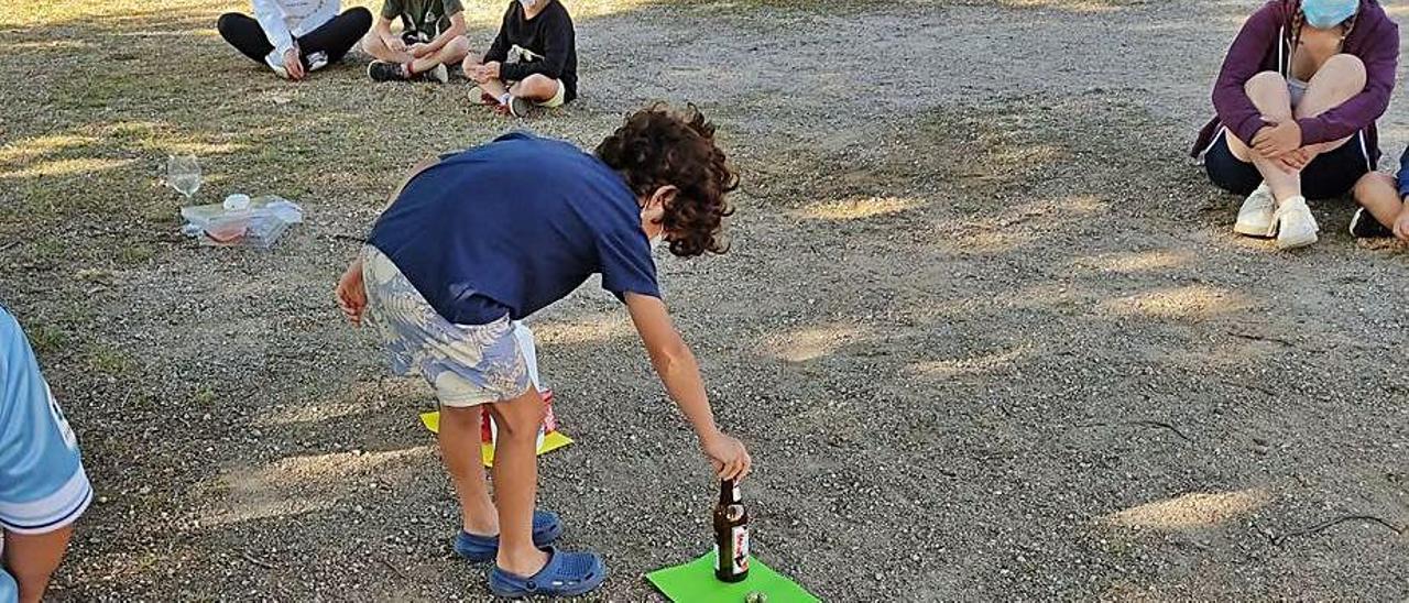 Niños aprenden a reciclar en el campamento de O Rosal.   | // D.P.