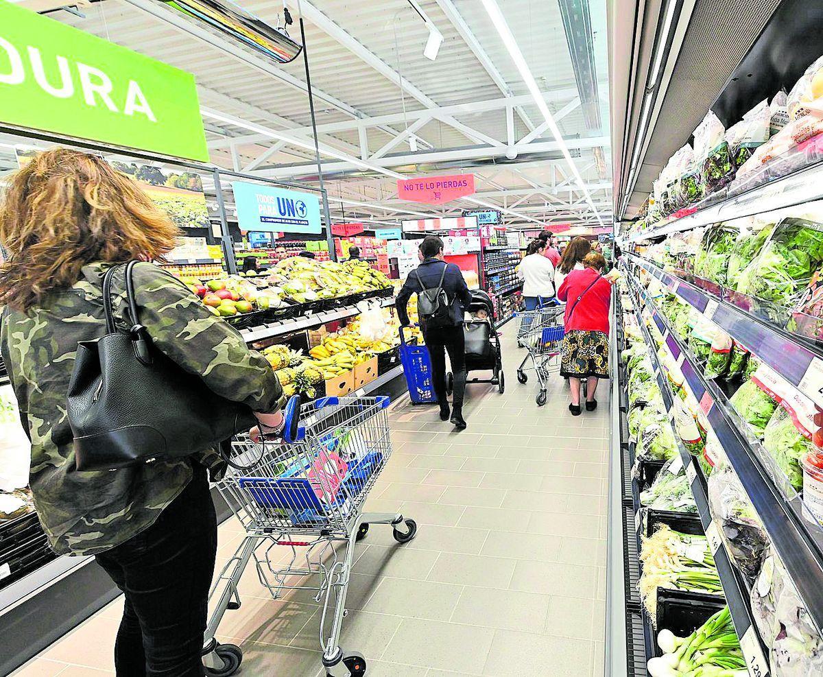 Castellonenses hacen la compra en un supermercado. En el IVA de ciertos alimentos ya se nota la subida.