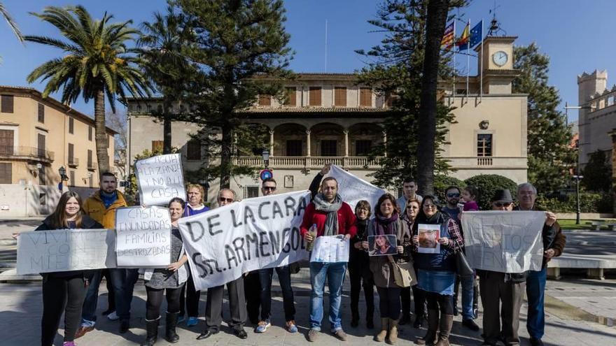 Concentración ayer a mediodía en el Consolat de la Mar.