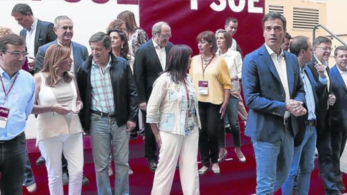 El secretario general del PSOE, Pedro Sánchez, rodeado de los barones de su partido, este sábado, 29 de mayo, antes de la foto de familia.