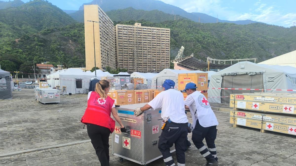 Voluntarios de Cruz Roja en La Guaira.