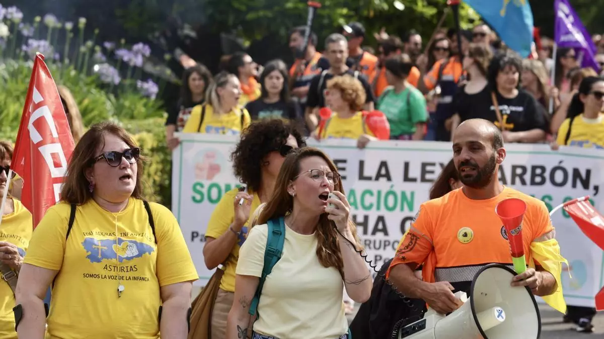 Las trabajadoras de las escuelinas reclaman sus derechos en Oviedo: "No somos aparcamientos somos los cimientos"