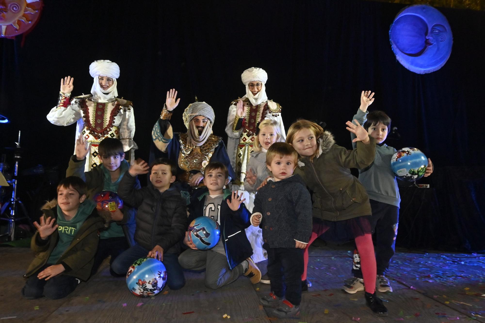 Los peques de Castelló entregan al Cartero Real las misivas con sus deseos. Encuentra tu foto.