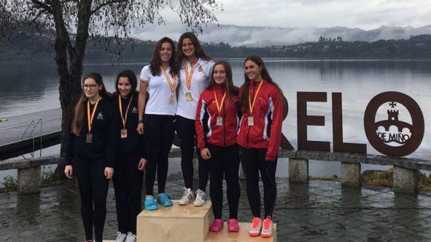 Irene Torres y Teresa Díaz en el pódium con su medalla de oro.