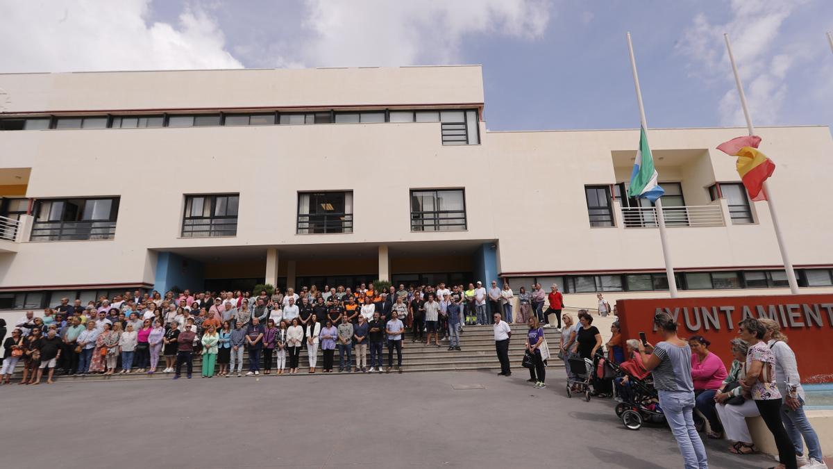 Concentración a las puertas Ayuntamiento de Torremolinos, este jueves.