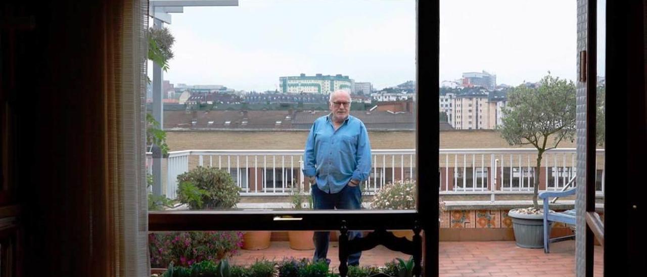 El gastrónomo Eduardo Méndez Riestra, en la terraza de su casa de Oviedo.