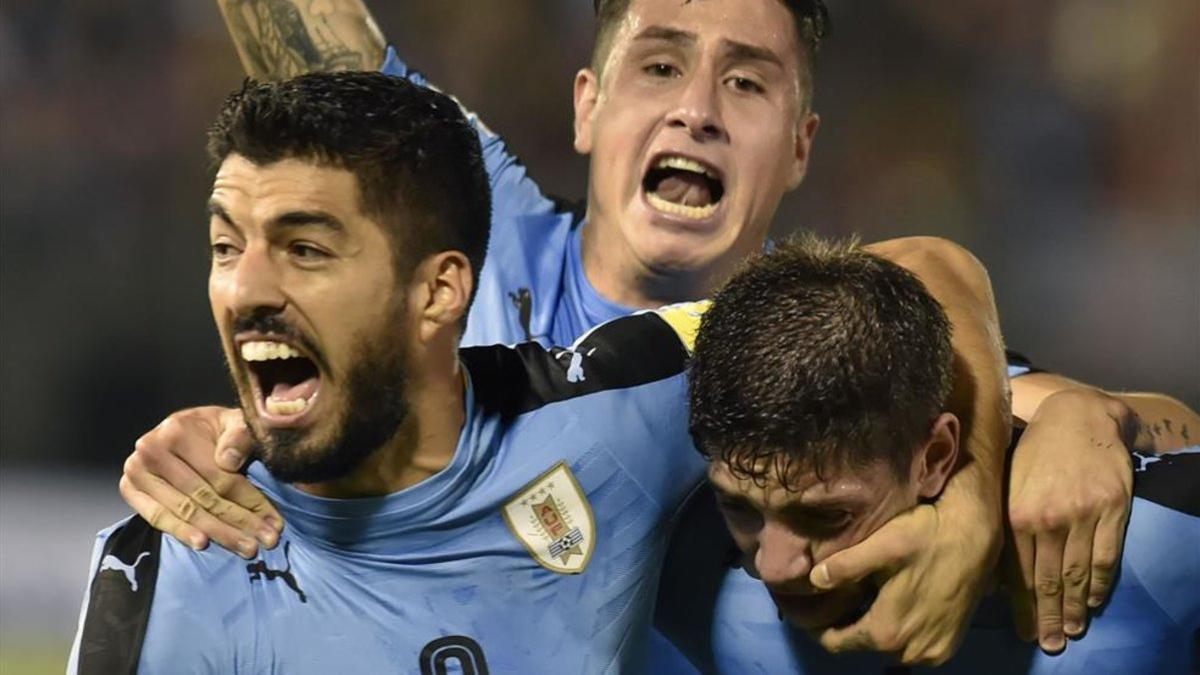 Luis Suárez, Giménez y Valverde, con la selección de Uruguay