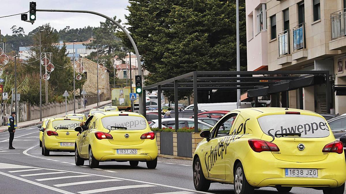 “Reapertura xa”, lema de la caravana por Nigrán, Baiona y Gondomar. Más de 200 vehículos convocados por la Asociación de Empresarios OValmi y la Federación Provincial de Hostelería marcharon ayer lentamente por Nigrán, Baiona y Gondomar pare exigir la vuelta a la actividad de los bares y restaurantes y ayudas. Acudieron a la cita tanto turismos de hosteleros, empleados y clientes como furgonetas, camiones y vehículos comerciales de distribuidoras de bebidas –como los de la imagen, por Nigrán– y mercancías de todo tipo. Lo hicieron de forma ruidosa con bocinas, sirenas y hasta cacerolas. | ALBA VILLAR